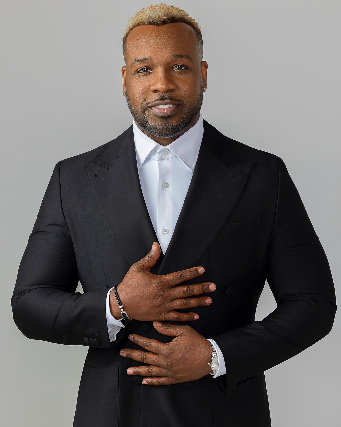 VaShawn Mitchell in suit and tie