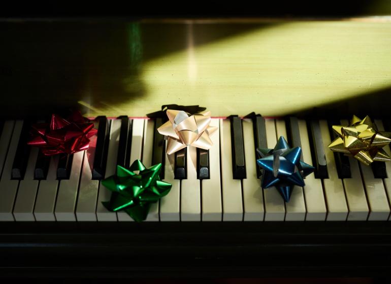 piano keys with bows on them
