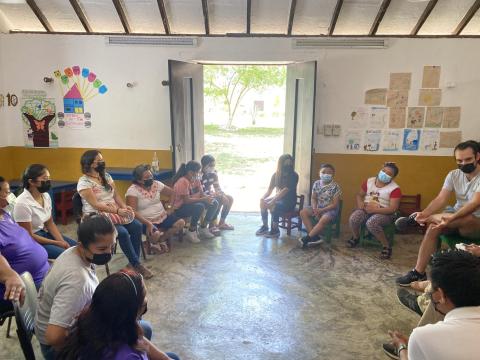 Residents of Itzincab meet with Guido Arcella and colleagues 