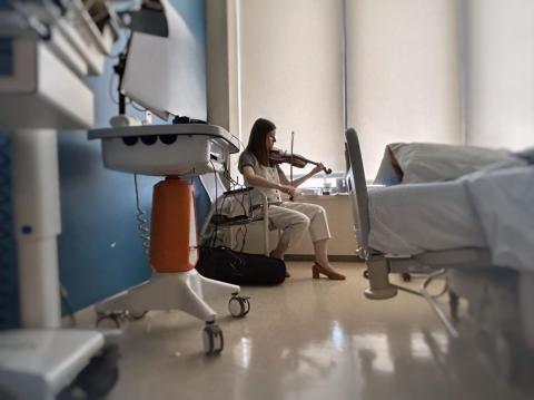 Music therapy in specialty hospital.