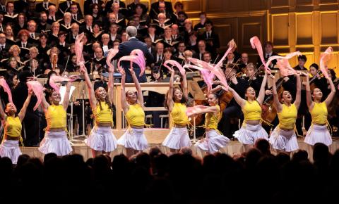 Stephen Spinelli, director of choral studies at Boston Conservatory and music director of Back Bay Chorale, leads the Boston Conservatory Orchestra in rehearsal.