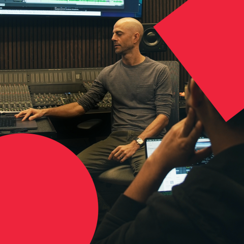 An S&P Professor demos a mix technique to his students.